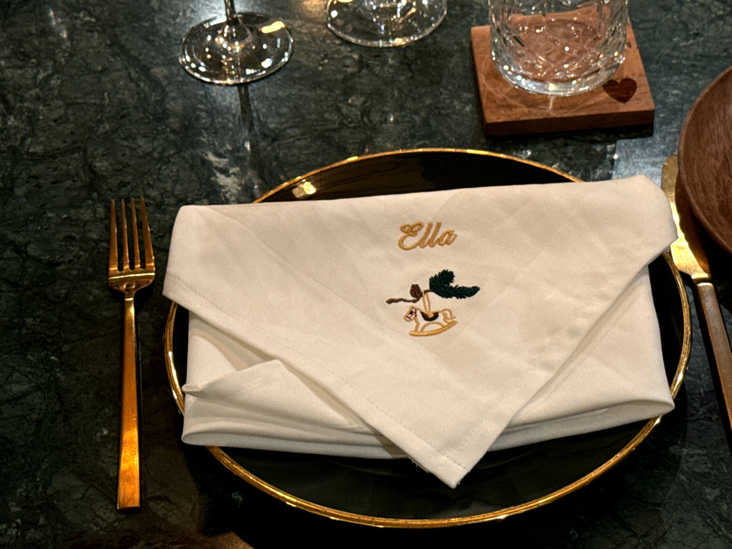 Outlet - Hvid serviet med hest på gren og Ella navnebroderi