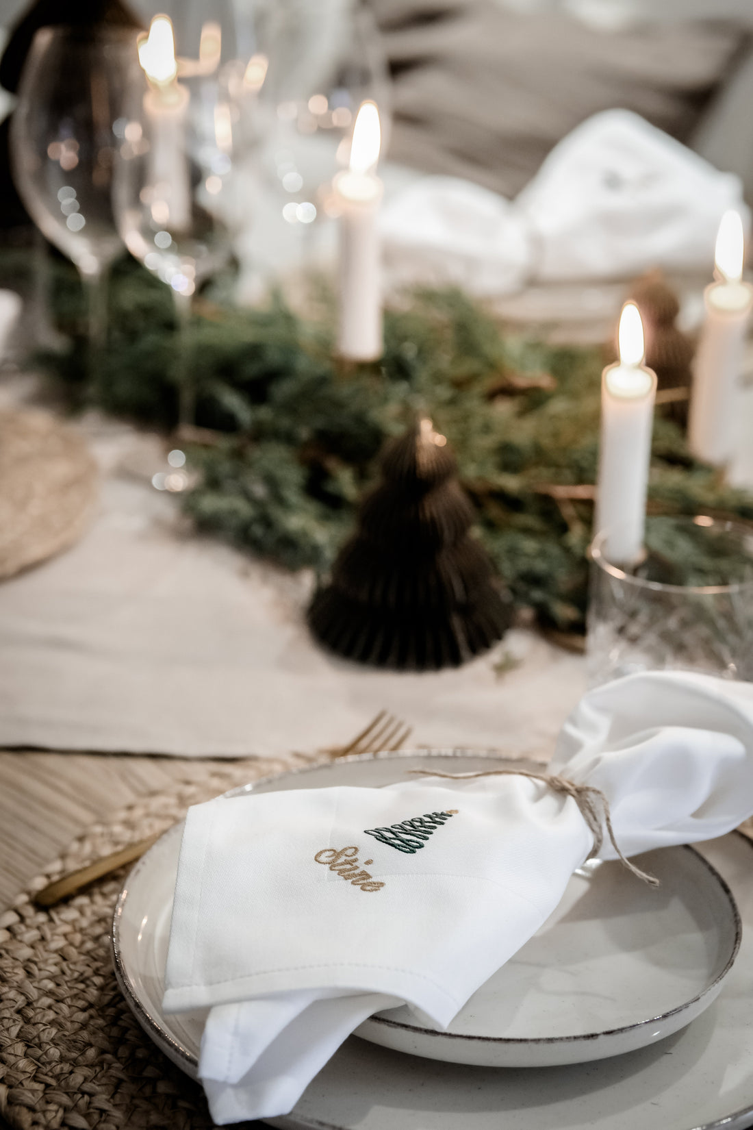 🎄 Gør julen personlig og uforglemmelig med broderede servietter