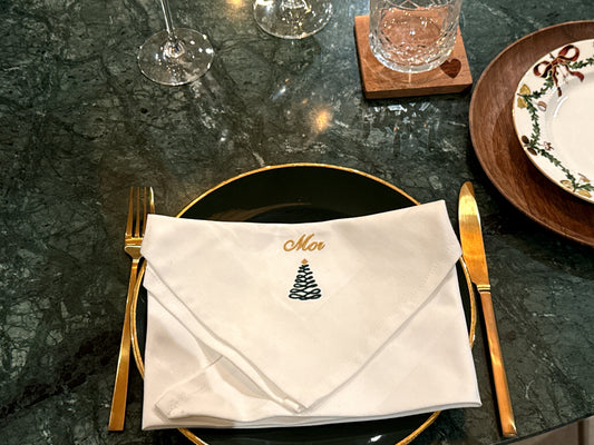 Outlet - Hvid  serviet med juletræ og Mor navnebroderi