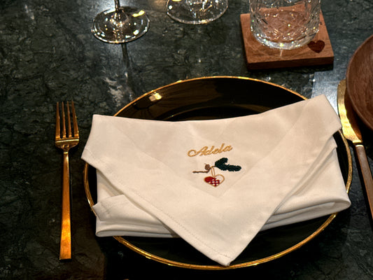 Outlet - Hvid  serviet med gren med hjerte og Adela navnebroderi - 50% rabat