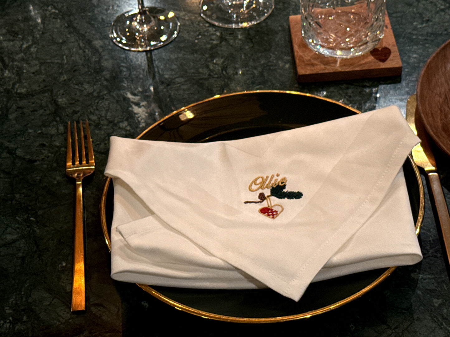 Outlet - Hvid  serviet med hjerte på gren og Ollie - 50% rabat