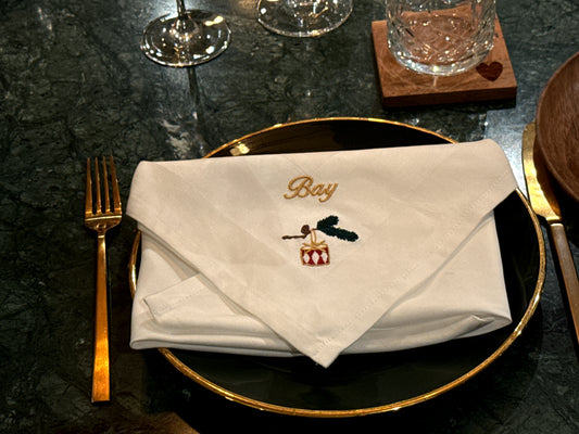 Outlet - Hvid serviet med tromme på gren og Bay navnebroderi - 50% rabat