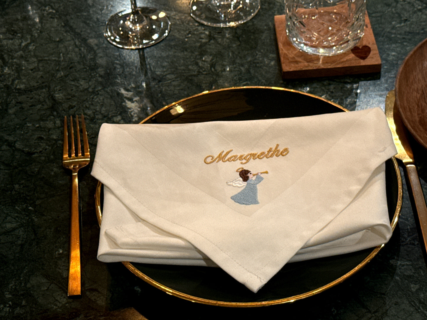 Outlet - Hvid serviet med engel og Margrethe navnebroderi - 50% rabat