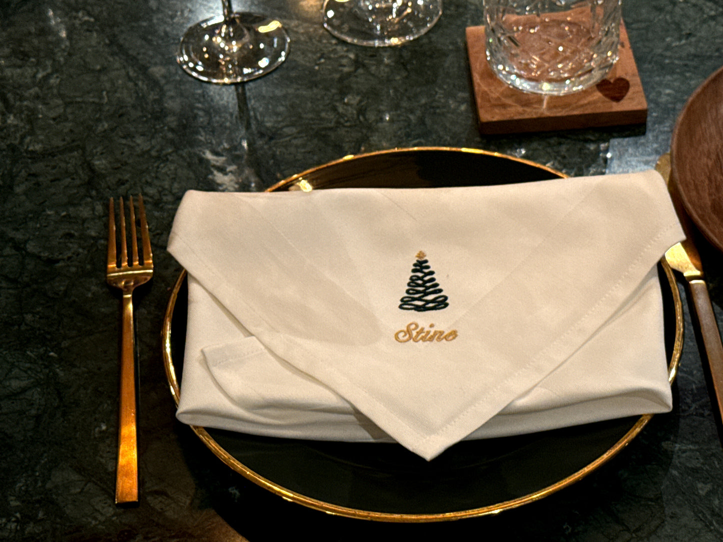 Outlet - Hvid serviet med juletræ og Stine navnebroderi