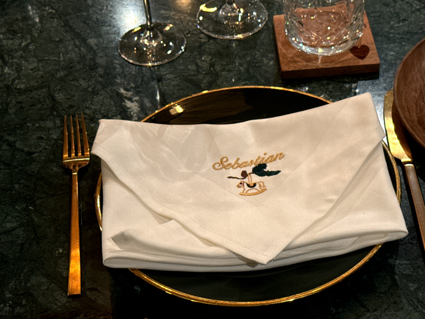 Outlet - Hvid serviet med hest på gren og Sebastian navnebroderi