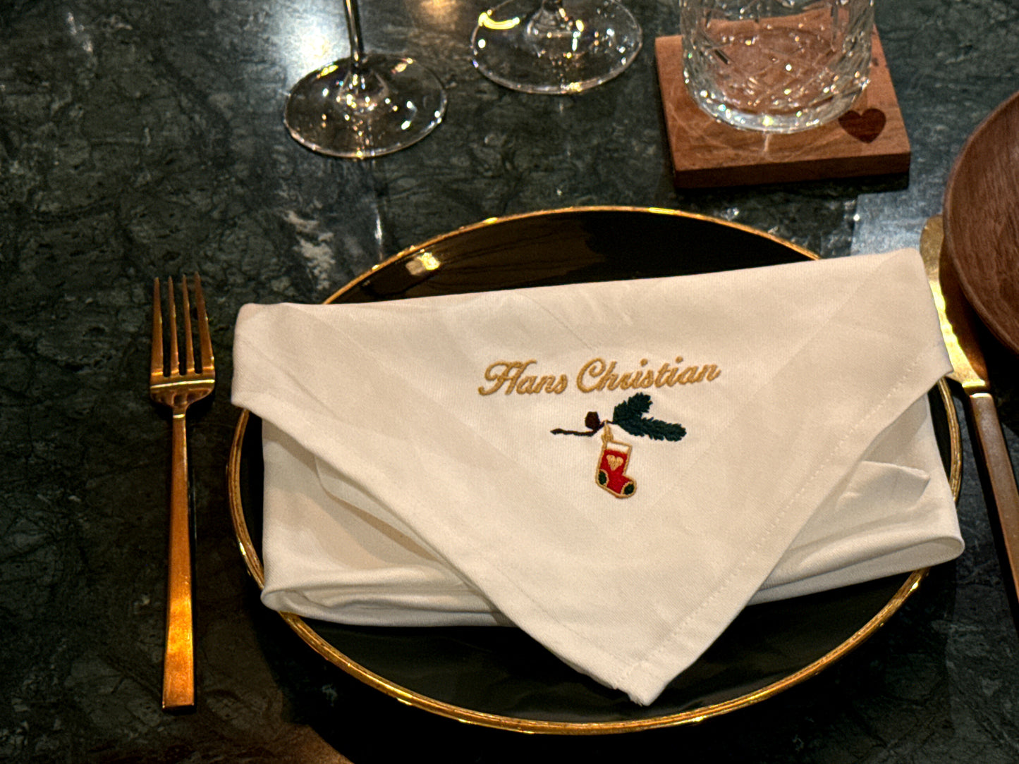 Outlet - Hvid serviet med sok på gren og Hans Christian navnebroderi