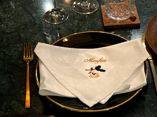 Outlet - Hvid serviet med hest på gren og Morfar navnebroderi