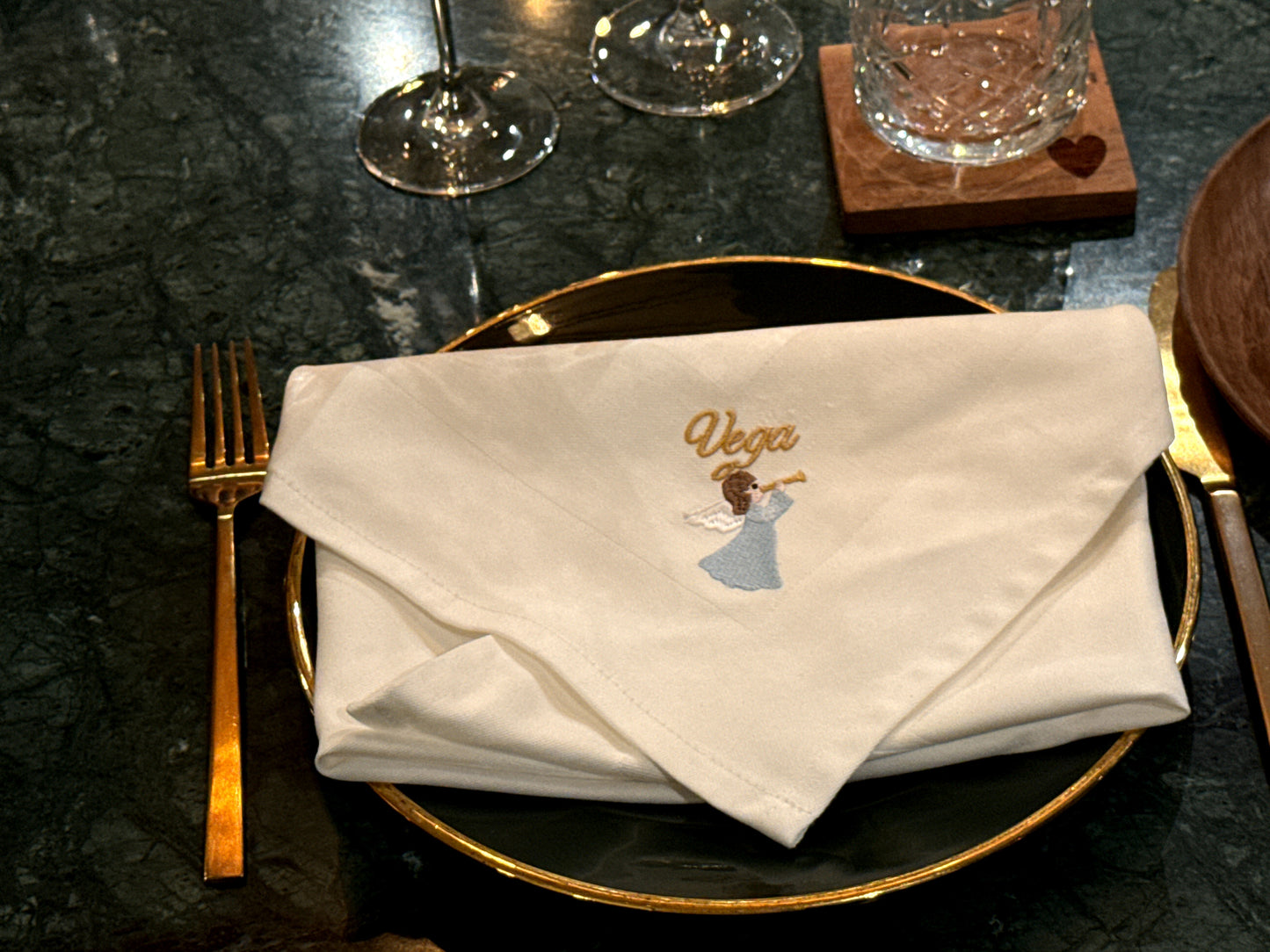 Outlet - Hvid serviet med engel og Vega navnebroderi