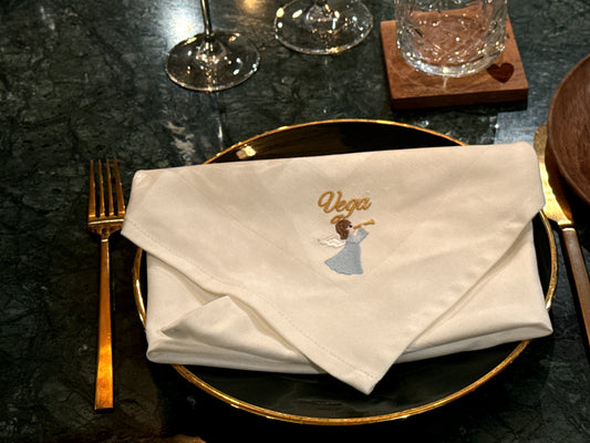 Outlet - Hvid serviet med engel og Vega navnebroderi