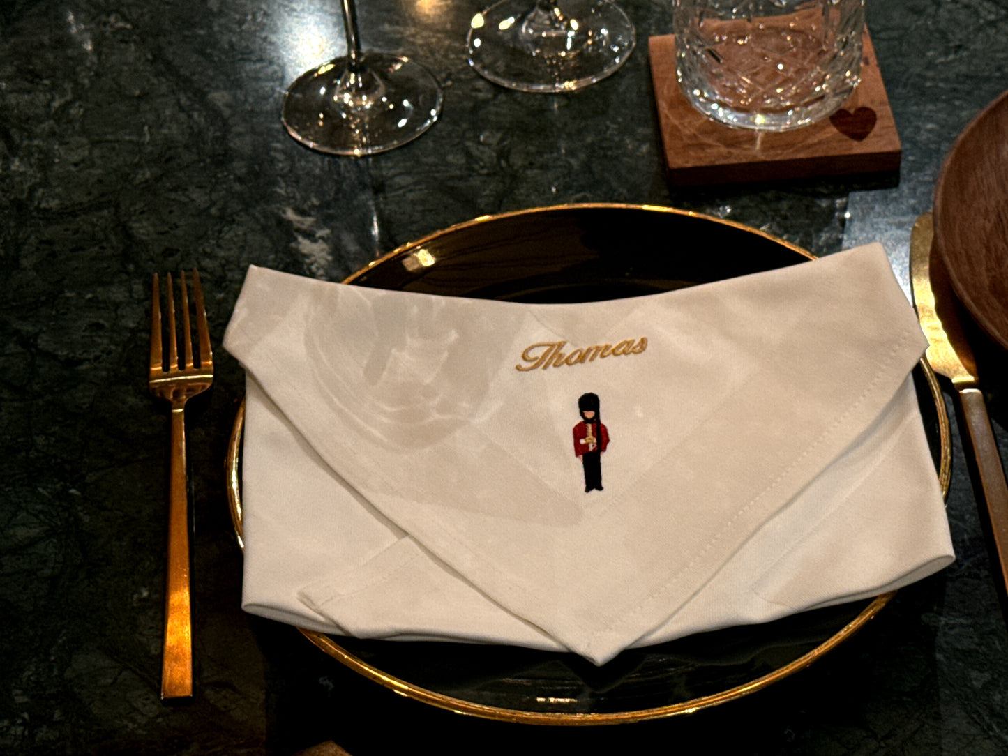 Outlet - Hvid serviet med garder og Thomas navnebroderi