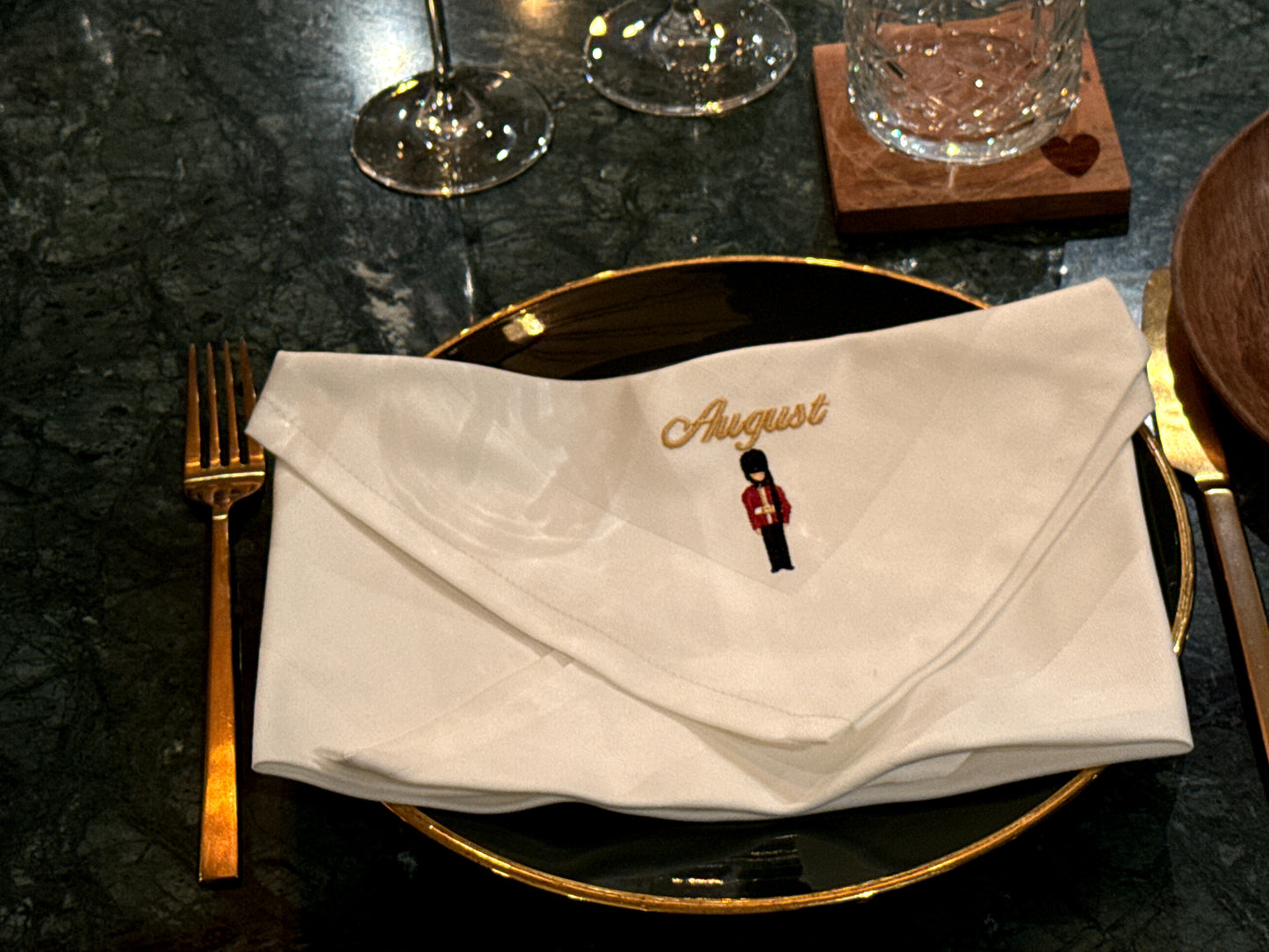Outlet - Hvid serviet med garder og August navnebroderi