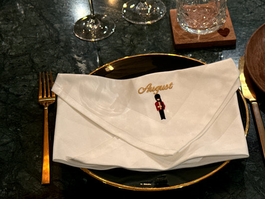 Outlet - Hvid serviet med garder og August navnebroderi