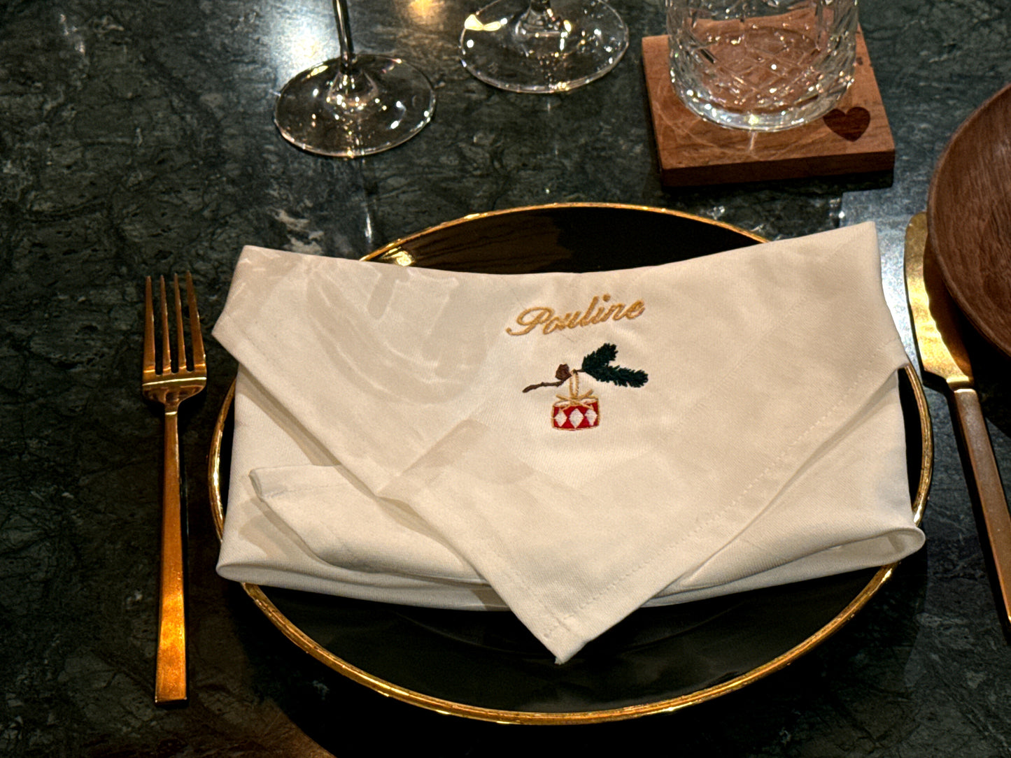 Outlet - Hvid serviet med tromme på gren og Pauline navnebroderi
