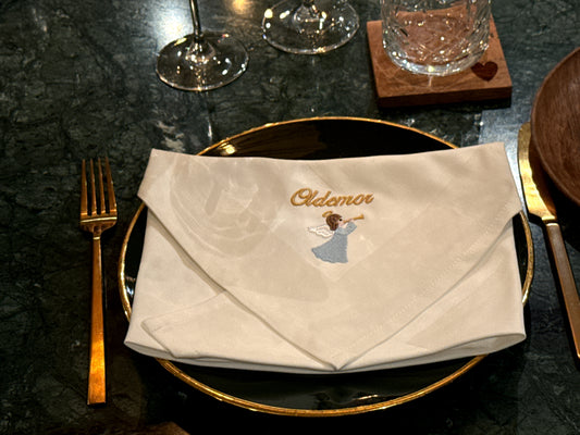 Outlet - Hvid serviet med engel og Oldemor navnebroderi